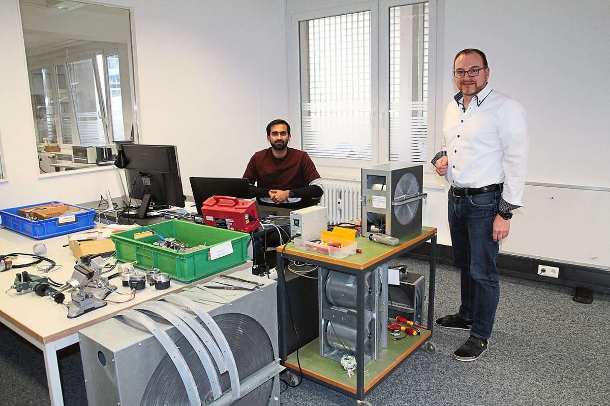 Geschäftsführer Hans-Dieter Schondelmaier (rechts) mit seinem Mitarbeiter Younus Burhan, der an Software für einen Wärmetauscher arbeitet.
