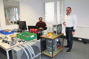 Geschäftsführer Hans-Dieter Schondelmaier (rechts) mit seinem Mitarbeiter Younus Burhan, der an Software für einen Wärmetauscher arbeitet. Foto: Hübner