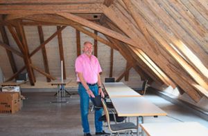 Bürgermeister Rudolf Fluck freut sich, wenn der Gemeinderat endlich im neuen Sitzungssaal unter dem Dach des sanierten Rathauses tagen kann. Foto: Hettich-Marull