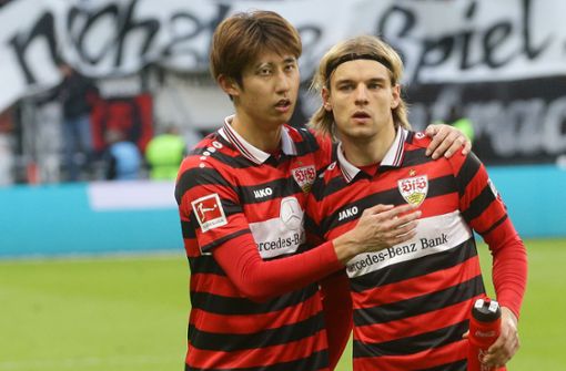 Hiroki Ito und Borna Sosa stecken mit dem VfB im Abstiegskampf. Jetzt sind es noch zehn Spiele bis Saisonende. Foto: Pressefoto Baumann/Hansjürgen Britsch