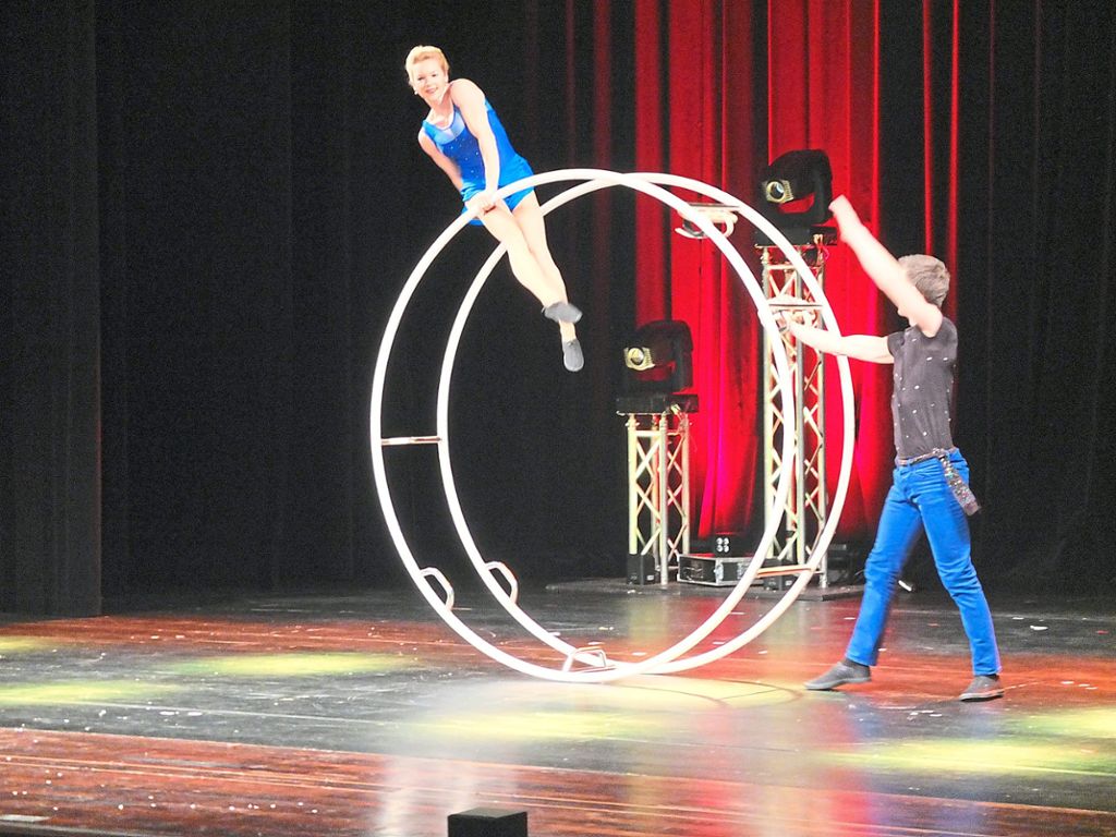 Das Künstlerpaar Laura und Boy aus den Niederlanden zeigt die hohe Kunst der Akrobatik am Rhönrad.
