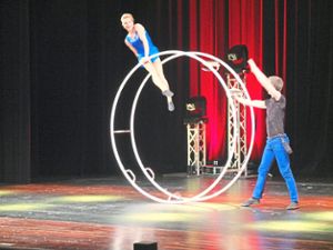 Das Künstlerpaar Laura und Boy aus den Niederlanden zeigt die hohe Kunst der Akrobatik am Rhönrad. Foto: Schwarzwälder Bote