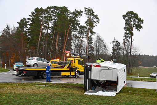 Bei einem Unfall bei Talheim ist ein Transporter umgekippt. Foto: Schülke