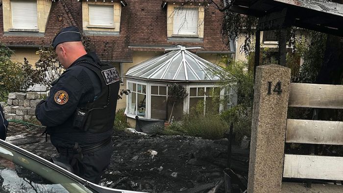 Brand an Wohnhaus eines Bürgermeisters gelegt – Frau und Kinder verletzt