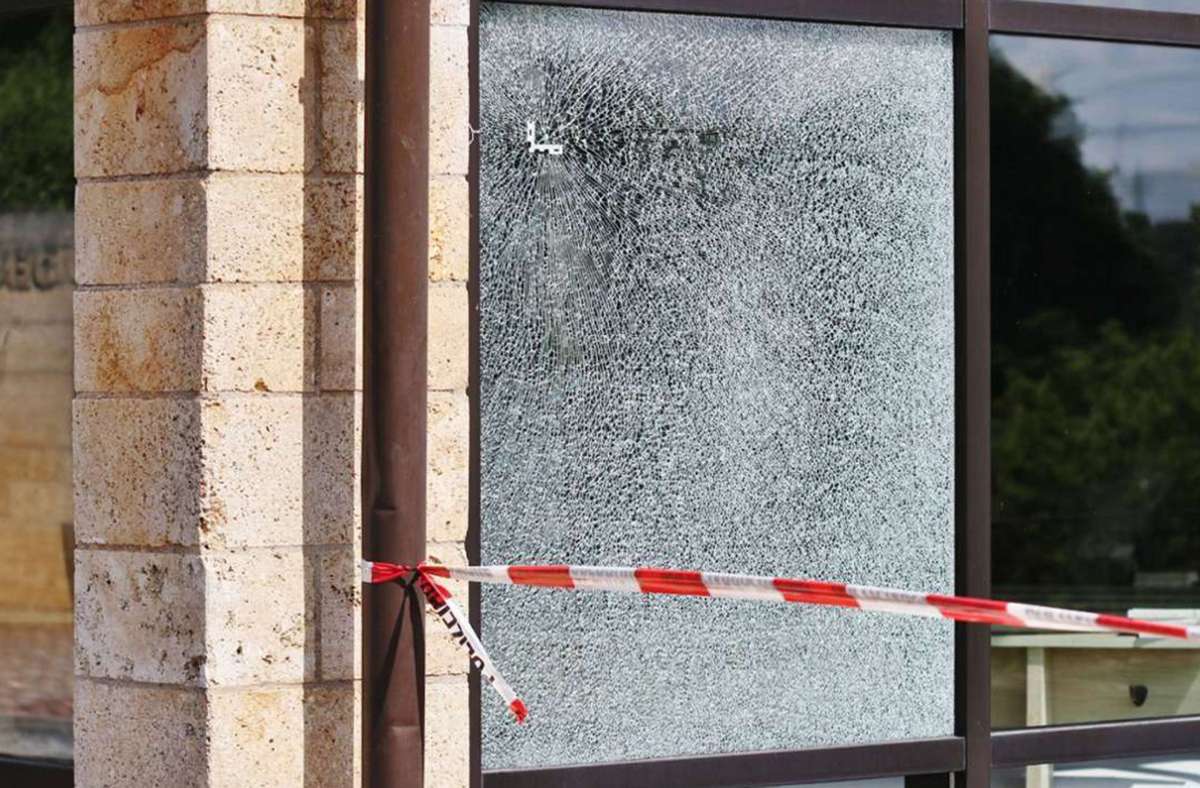 Handgranaten-Angriff in Altbach: „Auf einmal war da ganz viel Rauch“ – Trauergäste noch immer unter Schock