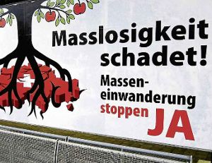Diese Plakate zeigten Wirkung in der Schweiz. Die Bürger wollen die Freizügigkeit der EU-Bürger in der Schweiz beschränken, wie eine Volksabstimmung ergab. Foto: Archiv