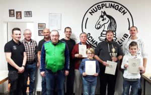 Ingo Klaiber vom Schachclub Nusplingen (links) ehrt die Sieger.Foto: Klaiber Foto: Schwarzwälder Bote