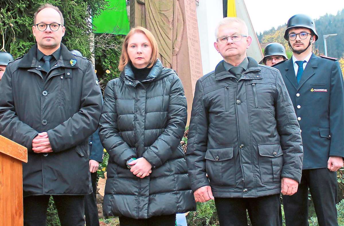 Bürgermeister Martin Aßmuth (von links), Abgeordnete Sandra Boser und Gemeinderat Wilhelm Uhl legten in Hofstetten den Kranz am Kriegerdenkmal nieder. Foto: Störr