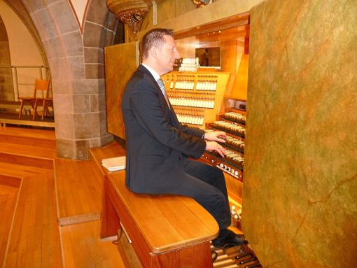 Ruben Sturm sitzt an der Orgel der Balinger Stadtkirche – daran spielte er das Neujahrskonzert.  Foto: Groh Foto: Schwarzwälder Bote