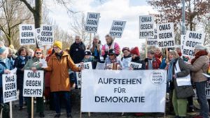 Was „Omas gegen Rechts“ in Bremen können, dazu sollten auch Bewerberinnen und Bewerber um die 32 Albstädter Gemeinderatssitze in der Lage sein, meint die Kolumnistin: Aufstehen gegen Feinde der Demokratie. Foto: Markus Scholz