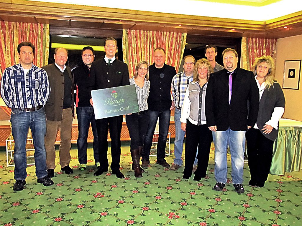 Juniorchef Hannes Bareiss (Vierter von links) im Kreis seiner Mitarbeiter und einiger Geschäftspartner, die sich an der Bareiss-Card beteiligen Foto: Braun Foto: Schwarzwälder-Bote