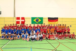 Die Hirsauer Handballer und ihre Gäste hatten viel Spaß beim Nationenturnier. Foto: Verein Foto: Schwarzwälder-Bote
