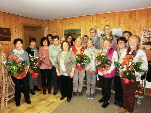 Blumen gab es zum Dank bei der  Frauengemeinschaft. Foto: Steidle Foto: Schwarzwälder-Bote