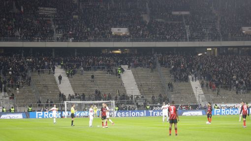 Der Frankfurter Fanblock blieb zu Beginn des Spiels gegen den VfB aus Protest leer. Foto: Baumann