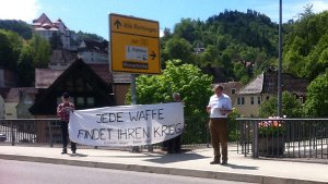 Waffengegner protestieren vor Rheinmetall
