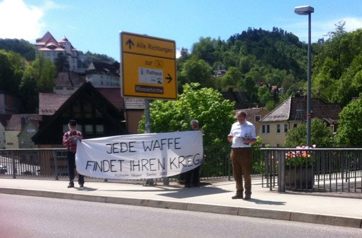 Am Dienstagnachmittag hat sich eine Gruppe von Demonstranten in Oberndorf versammelt, um gegen Waffen zu protestieren.  Foto: Huonker