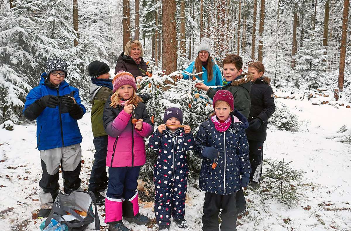 Weihnachten für Tiere in Durrweiler: die Kinder mit Steffi Buchter und Nicole Rentschler beim Baumschmücken.