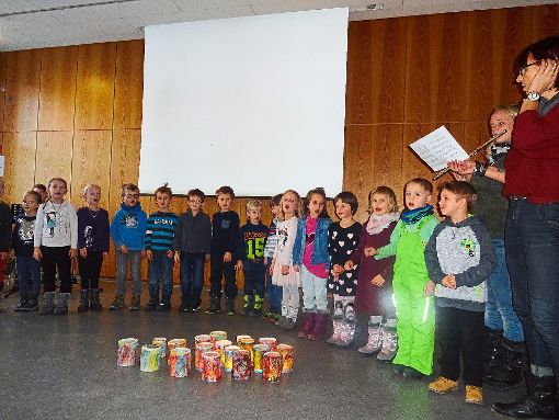 Die Jungen und Mädchen des Kindergartens  singen froh gelaunt  Weihnachtsbäckerei. Fotos: Altenwerk Foto: Schwarzwälder-Bote