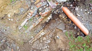 Mauerreste und Reste eine Pflasterung wurden am Ende des Langen Weges entdeckt. Foto: Pieper