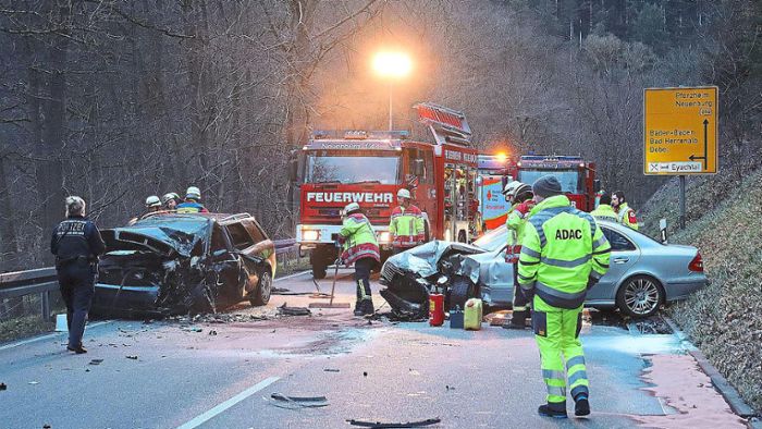 Schwerer Unfall auf B294 zwischen Höfen und Neuenbürg