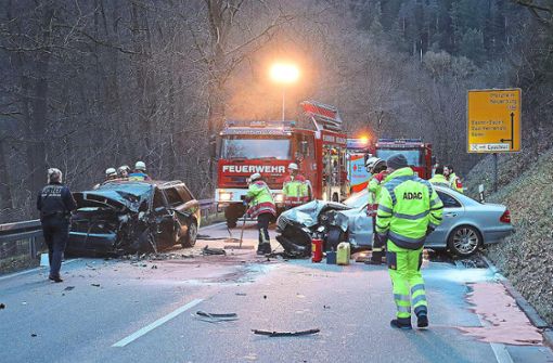 Bei einem schweren Verkehrsunfall zwischen Höfen und Neuenbürg stießen zwei Fahrzeuge am Dienstagnachmittag frontal zusammen. Foto: Schleeh