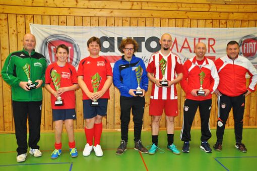 Die Vertreter der erfolgreichsten Mannschaften mit ihren Pokalen. Foto: Schulz Foto: Schwarzwälder Bote