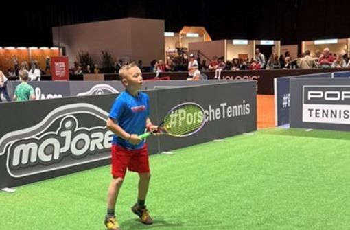 Luka Lingenberg, neun Jahre alt und  beim Porsche Mini Tennis Grand Prix in Stuttgart auf Rasencourt, welcher dem Belag des Grand Slam in Wimbledon entspricht. Foto: Bailer