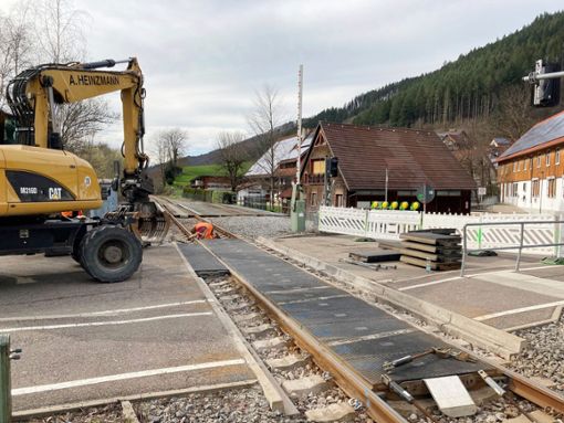 Die Arbeiten an den Bahnübergängen gehen gut voran, die Übergangsplatten werden wieder eingebaut –  hier am Samstagnachmittag bei „Vor Heubach“ in Schiltach.  Foto: Stephan Wegner