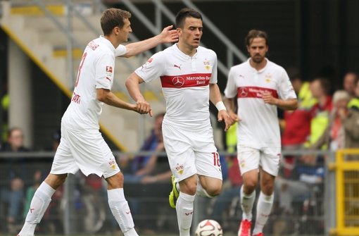 Der VfB Stuttgart hat mit dem 2:1-Sieg in Paderborn die Klasse gehalten. Hier gibt es die Stimmen zum Spiel. Foto: dpa