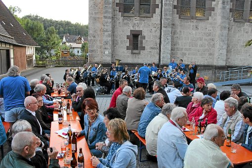 Der Fischinger Ortschaftsrat hat die gut besuchte Hockete auf dem Rathausplatz veranstaltet. Der Musikverein unterhält. Foto: Steinmetz Foto: Schwarzwälder-Bote