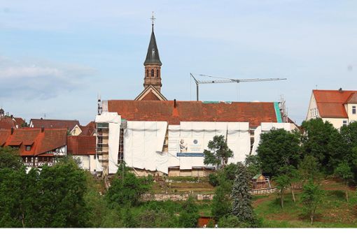 Das Binsdorfer Klostergebäude ist komplett eingerüstet und wird aufwändig saniert. Foto: Schnurr
