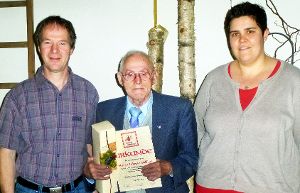 Johann Löffler  ist für 60 Jahre Treue zum Musikverein Frohnstetten  geehrt worden. Das Bild zeigt ihn mit den  Vorsitzenden  Konrad Glattes (links) und Sandra Kille (rechts). Foto: Neusch Foto: Schwarzwälder-Bote
