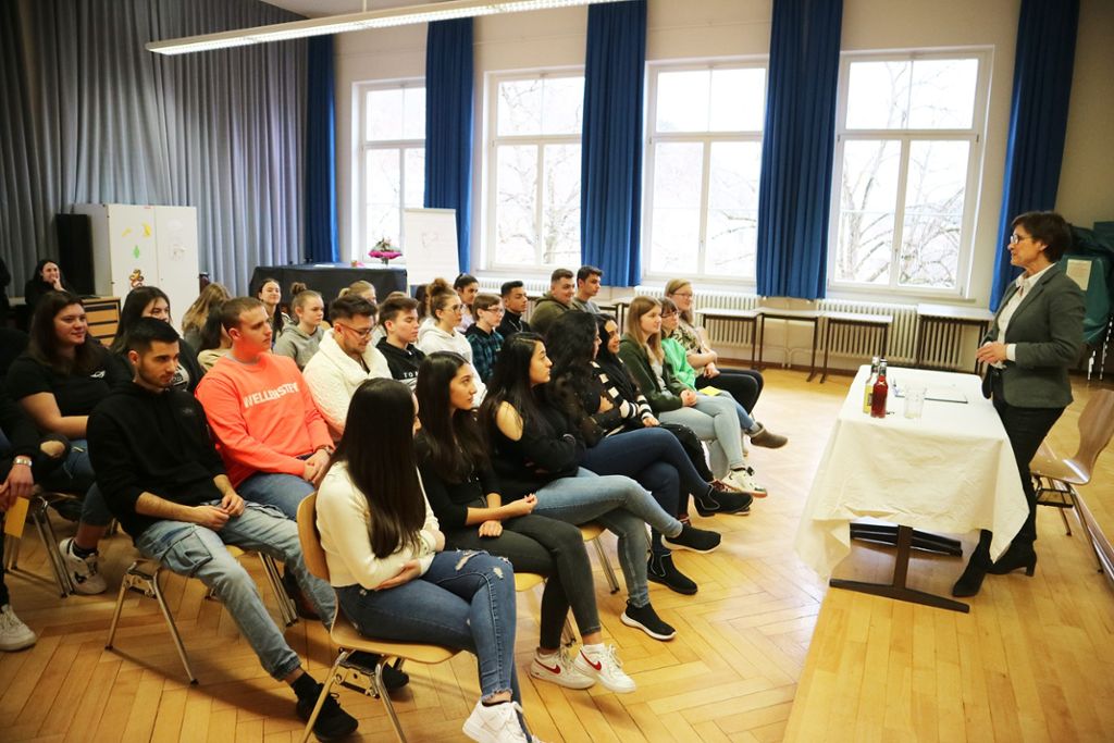 Die Zehntklässler der Hohenbergschule löchterten die Vize-Landtagspräsidentin Sabine Kurz mit ihren Fragen.  Fotos: Müller