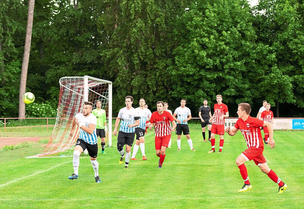 Sechs Tore aber keinen Sieger gab’s in der Begegnung zwischen dem SV Sulz (rote Trikots) und dem TSV Möttlingen. Foto: Löffler