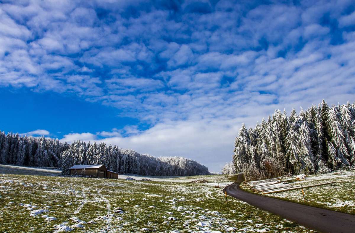 Eine leichte Schneeschicht läutet den Winter auf der Alb ein. (Archivbild) Foto: imago images / McPHOTO/Rolf Mueller