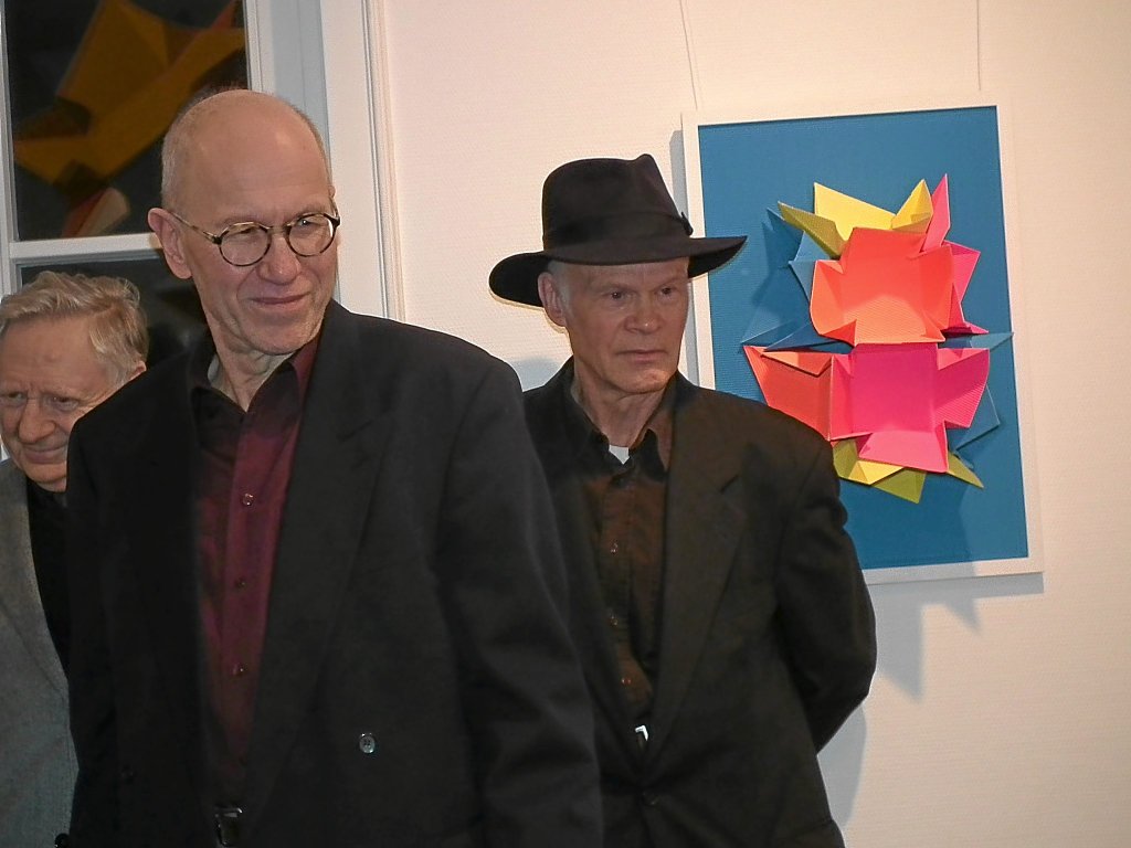 Kunstwerke in Zeit und Raum präsentiert Karlheinz Stoklas (rechts) im Haus Bühler. In sein Werk führte Roland Föll ein. Foto: Stocker Foto: Schwarzwälder-Bote