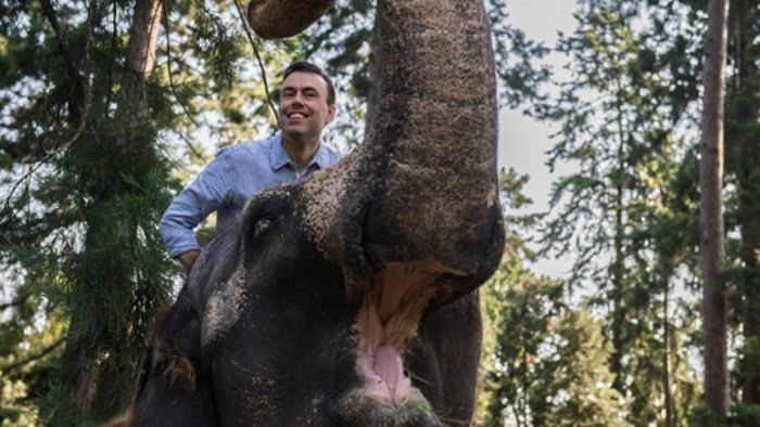 Nils Schmid reitet auf Elefantendame Zella