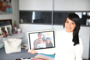 Luana Montuori zeigt ein Bild aus glücklichen Zeiten: Die 25-Jährige verlor bei einem Verkehrsunfall ihren Mann sowie ihren Sohn. Foto: Marc Eich