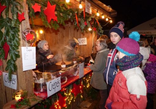 Bunte Stände beim Weihnachtsmarkt in Pfalzgrafenweiler. Foto: Sabine Stadler
