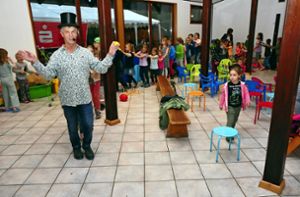 Zauberer Jürgen Fröschle führt die Polonaise der Kinder an. Foto: Ziechaus