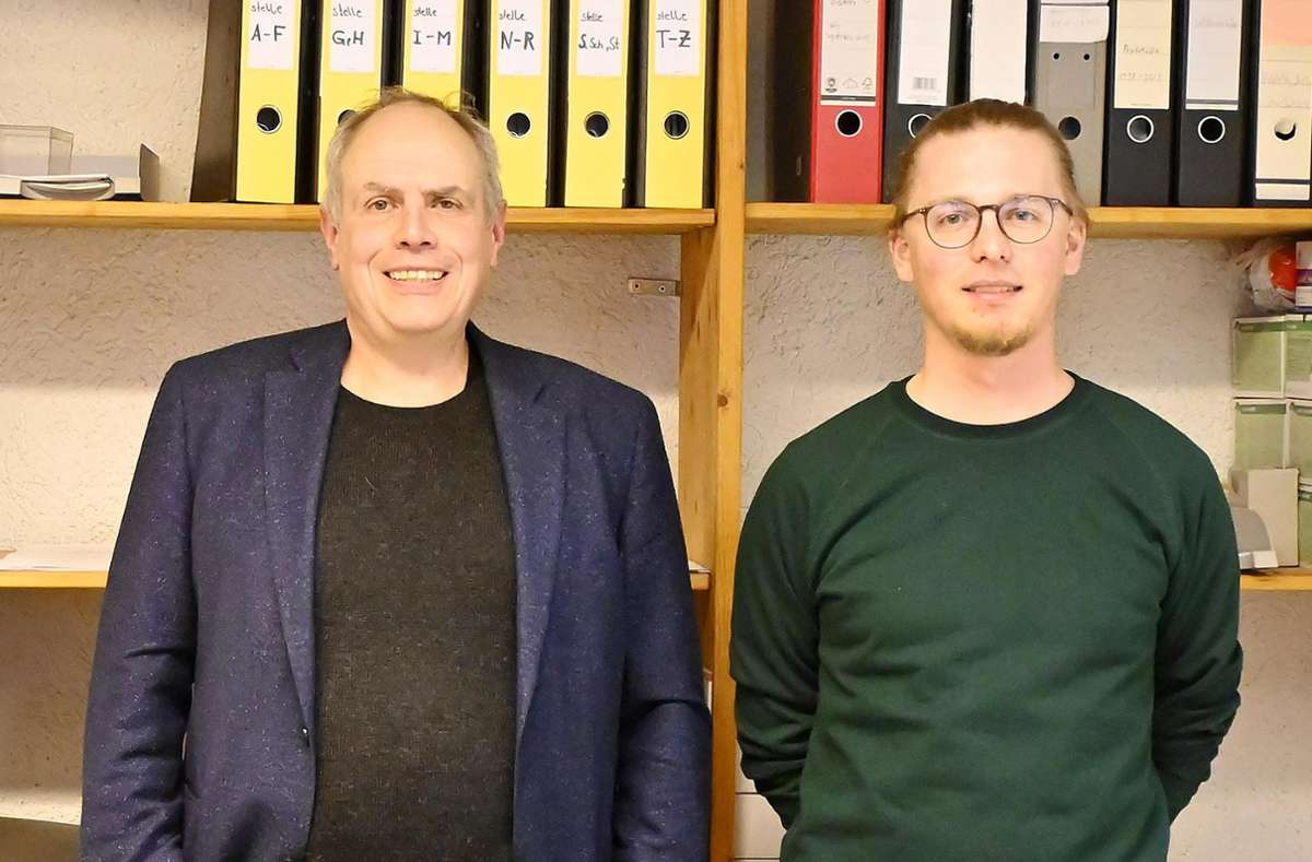 Andreas Hauser (links) und Patrick Münch kümmern sich in der Fachberatungsstelle für Wohnungsnotfallhilfe um die Anliegen der Klienten. Foto: Siegmeier