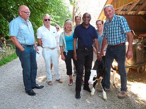 Boubacar Kane aus Mauretanien (Dritter von rechts) informiert sich gemeinsam mit Vertretern des Vereins Helfende Hände auf dem Hofgut Dicke von Michael Adams (rechts) über moderne und nachhaltige Milchviehwirtschaft.  Foto: Selter-Gehring Foto: Schwarzwälder-Bote