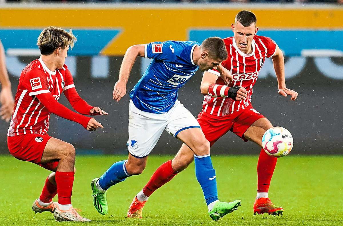 Hoffenheims Andrej Kramaric versucht sich gegen die Freiburger Ritsu Doan (links) und Maximilian Eggestein (rechts) durchzusetzen. Foto: Anspach
