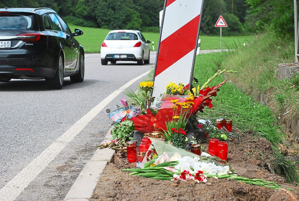 Blumen und Kerzen am Ort des schrecklichen Unfalls.