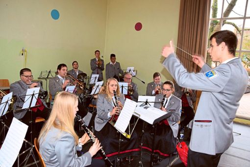 Den musikalischen Part beim Unterhaltungsnachmittag übernahm der Musikverein mit Dirigent Simon Glunz. Foto: Kaletta Foto: Schwarzwälder Bote