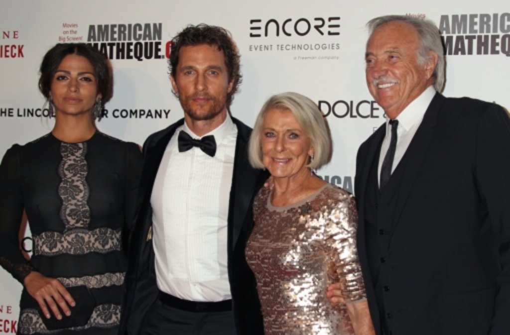 US-Schauspieler Matthew McConaughey mit seiner Frau Camilla Alves, seiner Mutter Key und deren Lebensgefährten. Foto: dpa