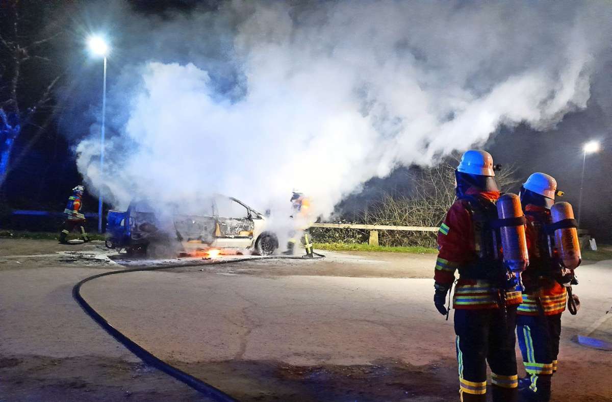 Defekt an Elektronik: Auto geht in Steinach in Flammen auf