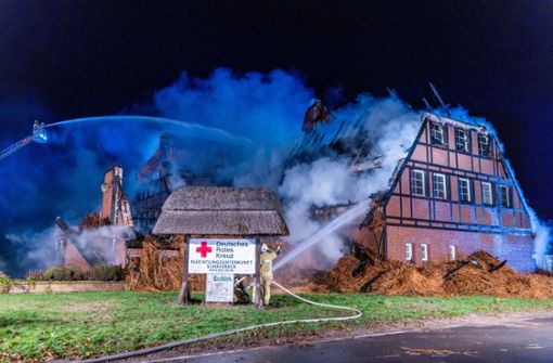 Der Feuerwehreinsatz in Groß Strömkenorf dauert noch an. Foto: dpa/Jens Büttner