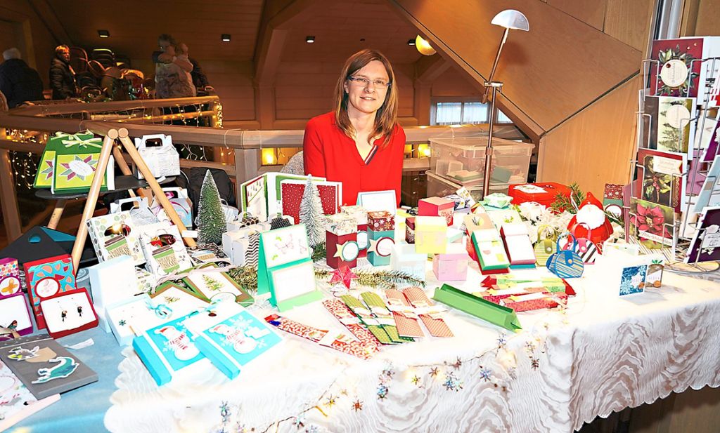Papierbastelarbeiten von Agnieszka Ertle bringen weihnachtliche Gemütlichkeit in die Stube.