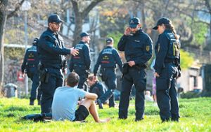 Bei der Kontrolle von Menschen, wie hier  in einem Park, setzen die Polizisten auf das Gespräch. Die meisten Bürger seien  einsichtig, so das Polizeipräsidium Pforzheim.  Foto: Gollnow